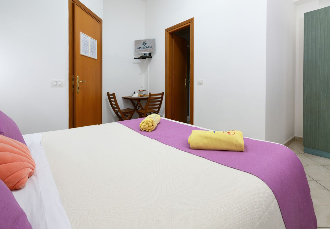Rent by room in Sperlonga - Glicine room Sperlongaresort